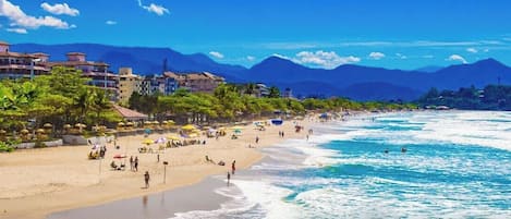 Beach nearby, white sand, 20 beach bars