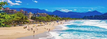 Beach nearby, white sand, 20 beach bars