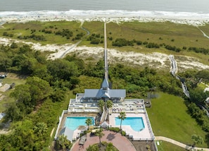 Exterior - Gated Seaside Community sleeps 10, private courtyard pool & community pool (St Simons Island)