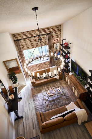 Smart TV. Downtown Athens Condo, Sanford Stadium Views, 12 Min Walk to Games