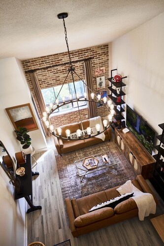 Downtown Athens Condo, Sanford Stadium Views, 12 Min Walk to Games