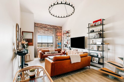 Iconic Downtown Athens Condo I Sanford Stadium View I 10 Min Walk to Games