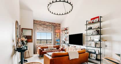 Iconic Downtown Athens Condo I Sanford Stadium View I 10 Min Walk to Games