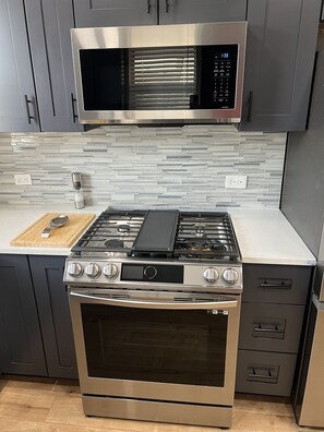 Fridge, microwave, oven, stovetop - Walk to FIFA+Gated+Free Parking (Atlanta)
