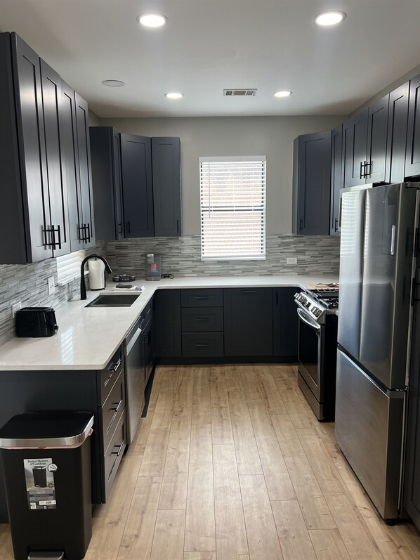 Fridge, microwave, oven, stovetop - Walkable Benz Stadium+Gated+Private Rooftop+Private Garage (Atlanta)