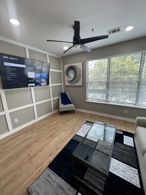 Smart TV, video games - Walkable Benz Stadium+Gated+Private Rooftop+Private Garage (Atlanta)