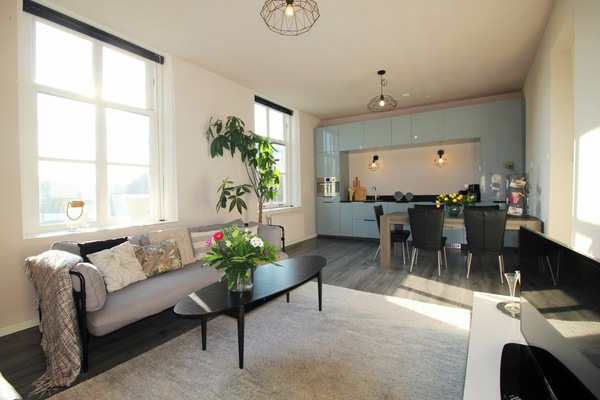 Spacious yet cosy living room with luxury kitchen. Lots of natural daylight.