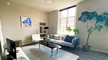 Een televisie en boeken