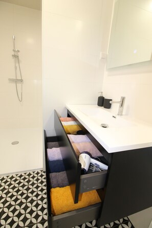 Dusche, Haartrockner, Handtücher, Seife