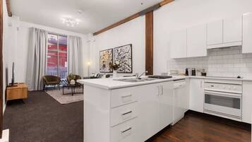 Réfrigérateur, micro-ondes, four, plaque de cuisson