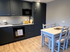 Kjøleskap, mikrobølgeovn, ovn og kokeplater