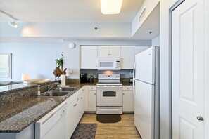 Condo, 1 habitación | Cocina privada | Refrigerador, horno, cafetera y tetera y tostadora 