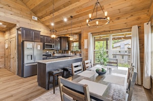 Cabin, 3 Bedrooms | Dining