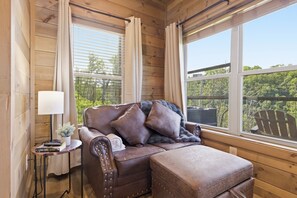 Chalet rustique, 3 chambres | Aire de séjour | Téléviseur connecté
