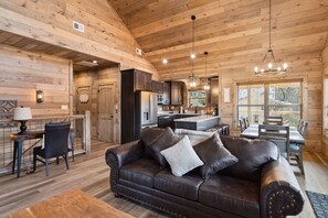 Chalet rustique, 3 chambres | Aire de séjour | Téléviseur connecté