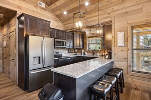 Cabaña, 3 habitaciones | Cocina privada | Frigorífico, horno, cafetera o tetera y tostadora