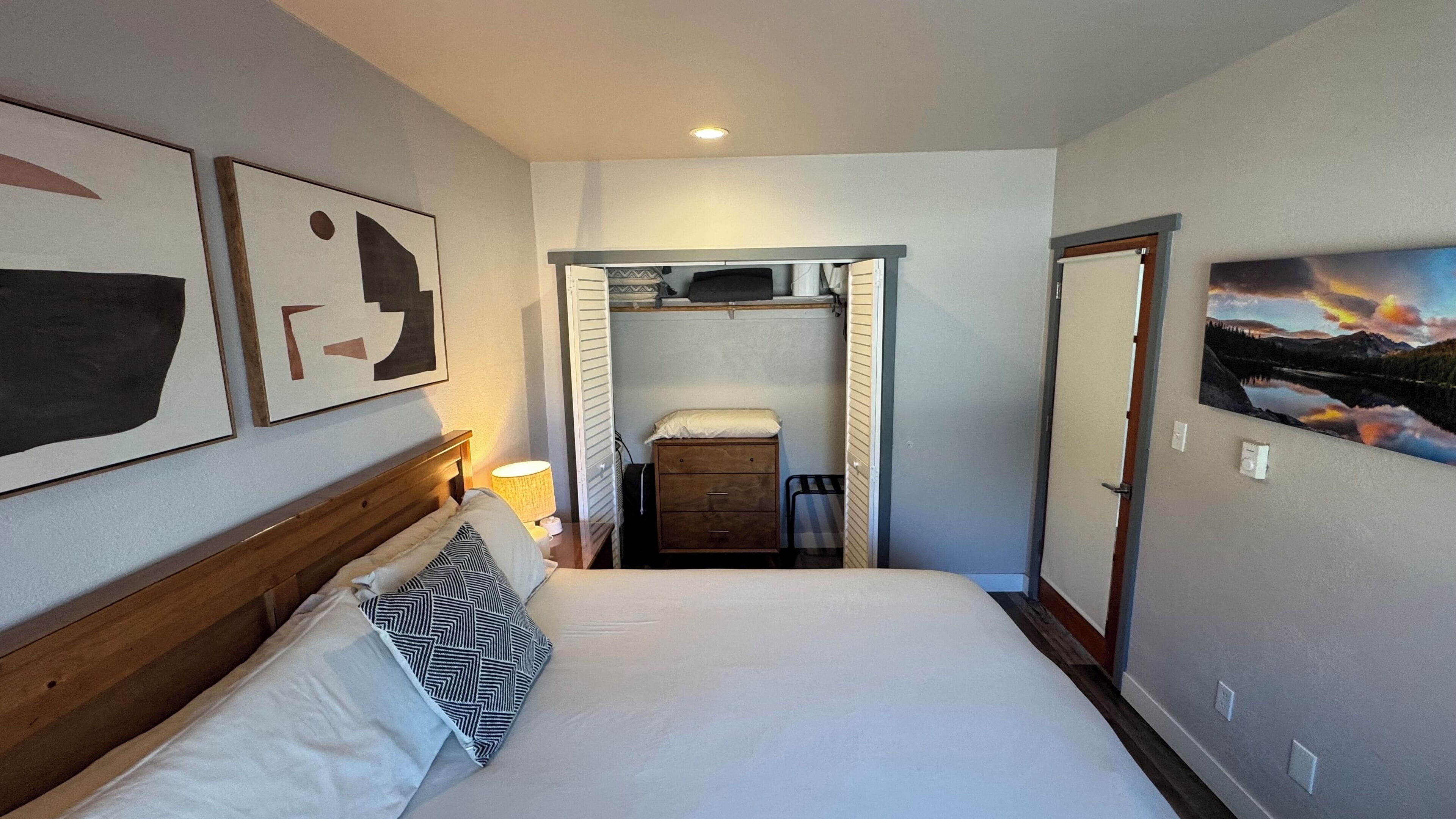 2 camere, una scrivania, ferro/asse da stiro, culla da viaggio