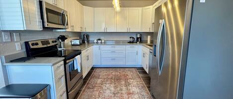 Geladeira, micro-ondas, fogão, cooktop