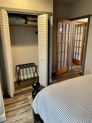 2 Schlafzimmer, Schreibtisch, Bügeleisen/Bügelbrett, Reisekinderbett