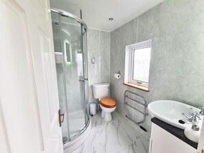 シャワー、ヘアドライヤー、タオル、石鹸