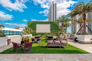 Outdoor dining - Stunning Luxury Waterview Condo in Hollywood 1708 (Hollywood)