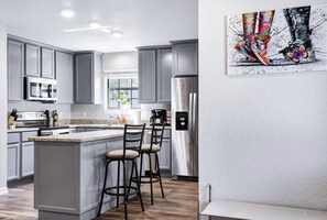 Mikrobølgeovn, ovn, kokeplater og oppvaskmaskin