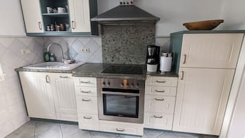 Frigorífico, horno, placa de cocina y lavavajillas