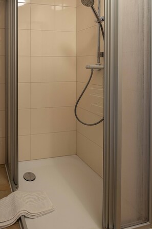 Dusche, Haartrockner, Handtücher, Seife