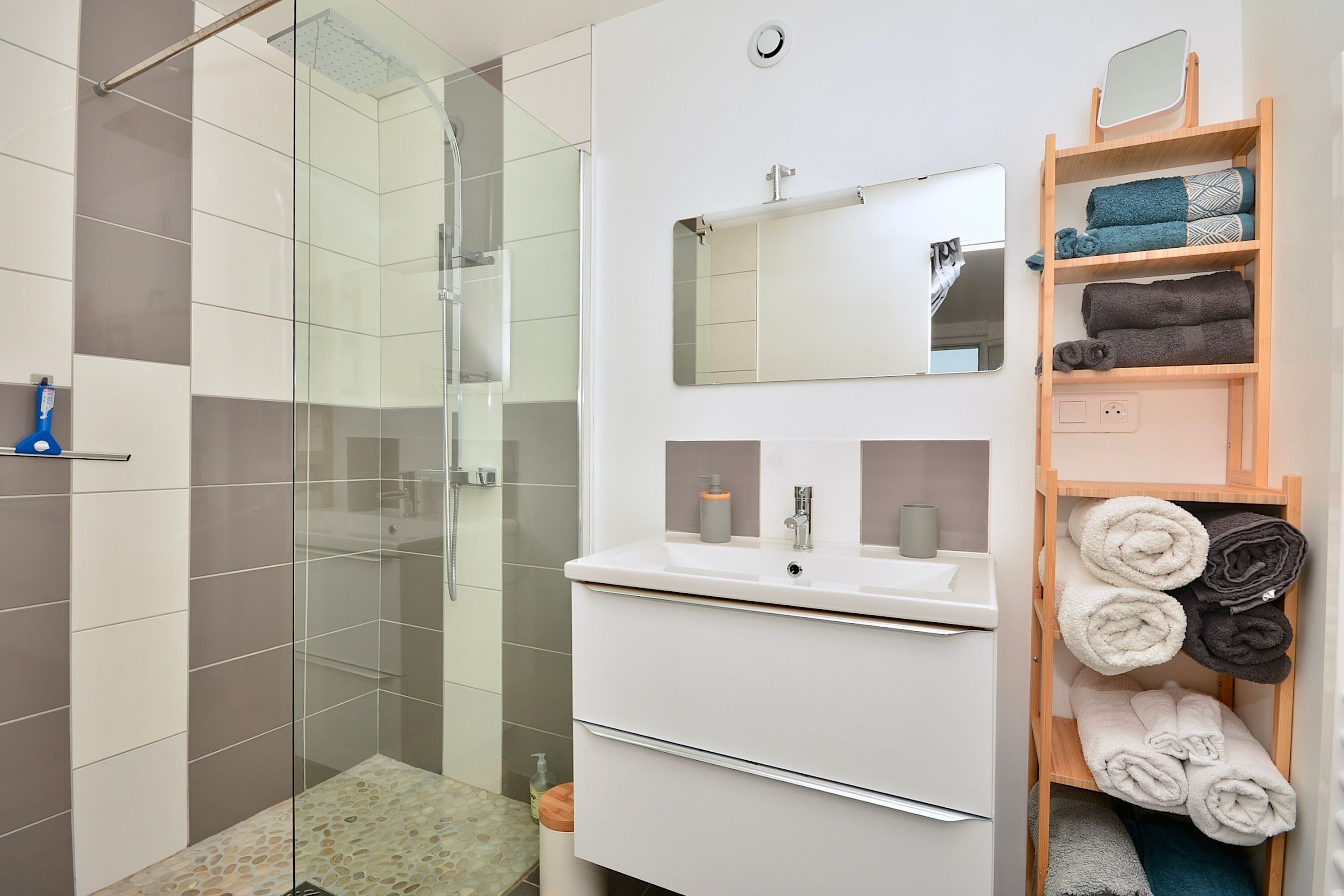 Ilmaiset hygieniatuotteet, hiustenkuivaaja, pyyhkeet