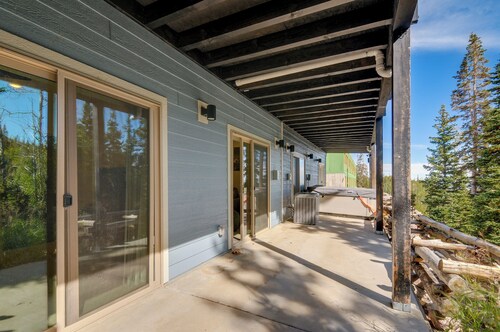 Brian Head Retreat w/ Deck, Shuttle to Ski Slopes!