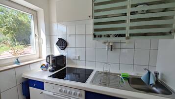 Kühlschrank, Ofen, Herdplatte, Wasserkocher mit Kaffee-/Teezubehör