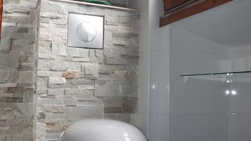 Sèche-cheveux, serviettes fournies, savon, papier toilette