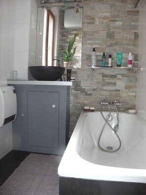 Hair dryer, towels, soap, toilet paper - Appartement Refait par Architecte au Coeur de Paris-république (Paris)