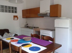 Réfrigérateur, cafetière/bouilloire