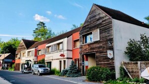 Une rangée d’immeubles à deux étages, sur lesquels on peut voir des enseignes indiquant qu’il s’agit d’hôtels.