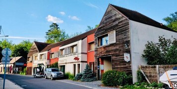 Uma fileira de edifícios de dois andares com placas indicando que são hotéis.