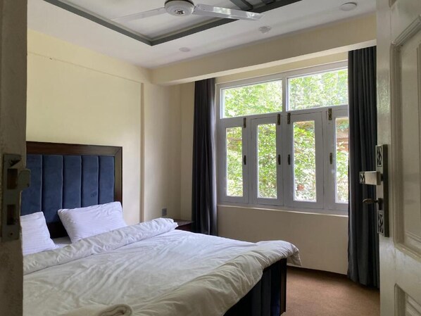 Kahden hengen deluxe-huone | Äänieristys, silitysrauta/-lauta, ilmainen Wi-Fi