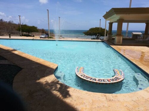 Your Cozy Combate beach retreat, 2 bed/2bath, full A/C, free laundry