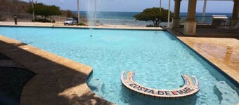 Your Cozy Combate beach retreat, 2 bed/2bath, full A/C, free laundry