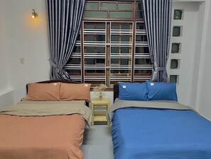 スタンダード 4 人部屋 | 低刺激性寝具、防音設備、アイロン / アイロン台、WiFi (無料)