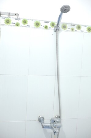 Shower, hydromassage showerhead, designer toiletries, hair dryer - Shine Homestay Hue (Hue)