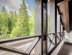 A balcony with a view of a forest. - HOTIDAY Apartment Collection - Campiglio Grostè (Pinzolo)