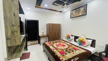 Deluxe Double or Twin Room | Pillowtop beds, in-room safe, iron/ironing board (on request)