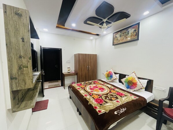 Habitación Deluxe con 1 cama matrimonial o 2 individuales | Camas con pillow-top y caja de seguridad en la habitación