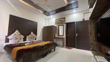 Economy Double Room | Pillowtop beds, in-room safe, iron/ironing board (on request)