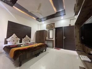 Habitación doble económica | Camas con pillow-top y caja de seguridad en la habitación