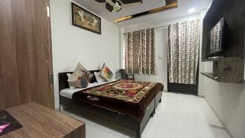 Deluxe Double or Twin Room | Pillowtop beds, in-room safe, iron/ironing board (on request)