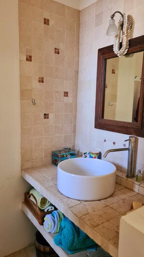 按摩浴缸、風筒、提供毛巾、番梘