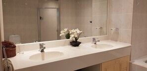 Douche, sèche-cheveux, serviettes fournies, savon