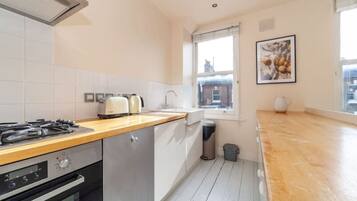 Jääkaappi, uuni, liesi, astianpesukone